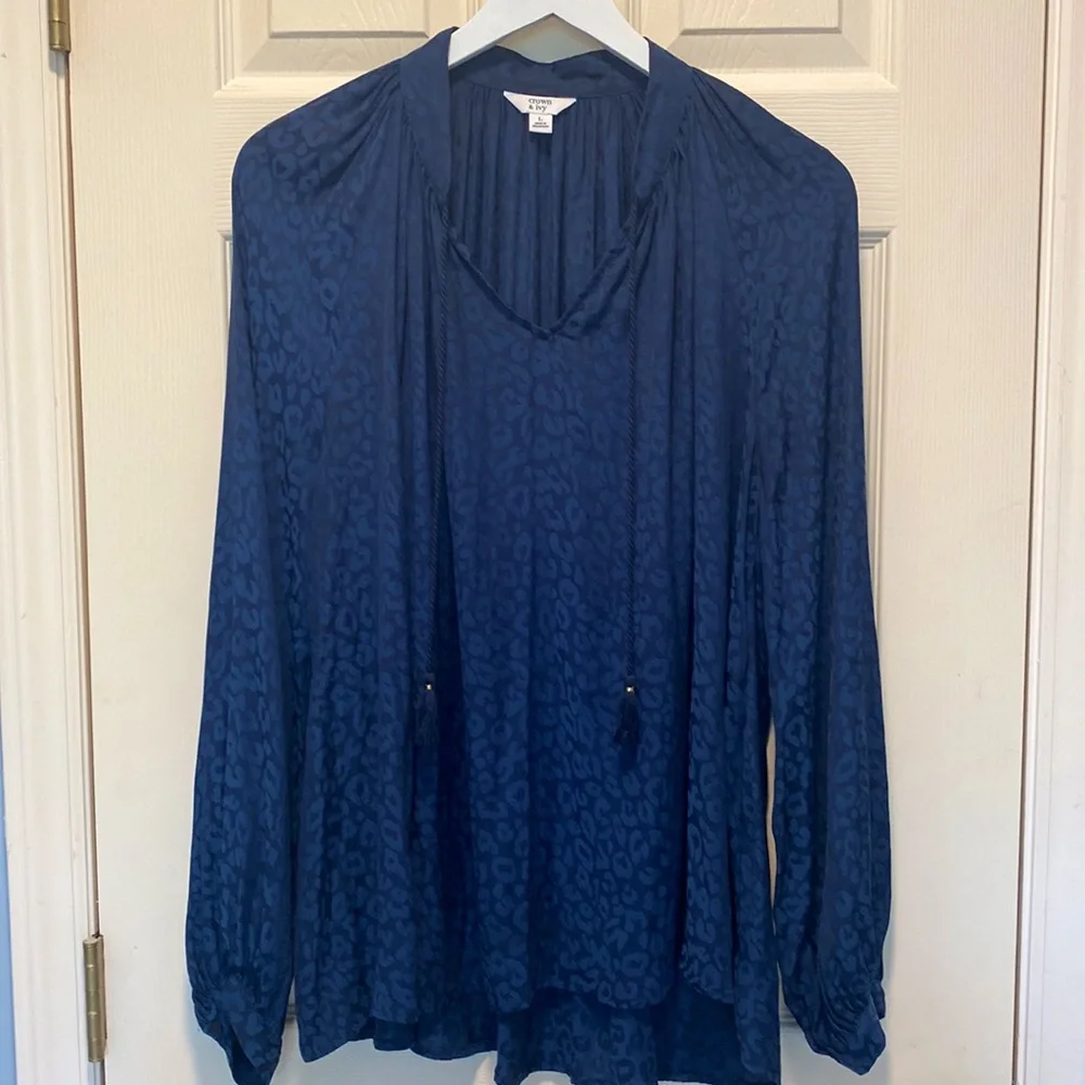 Crown & Ivy Tie Neck Peasant Top EUC